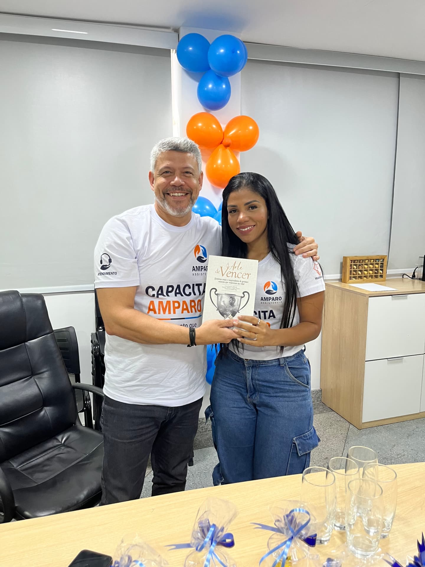 Gilson Lírio com exemplar do livro