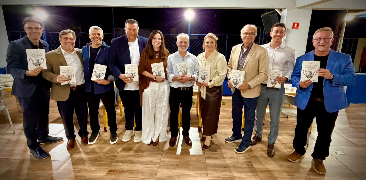 Grupo de coautores com o livro A Arte de Vencer